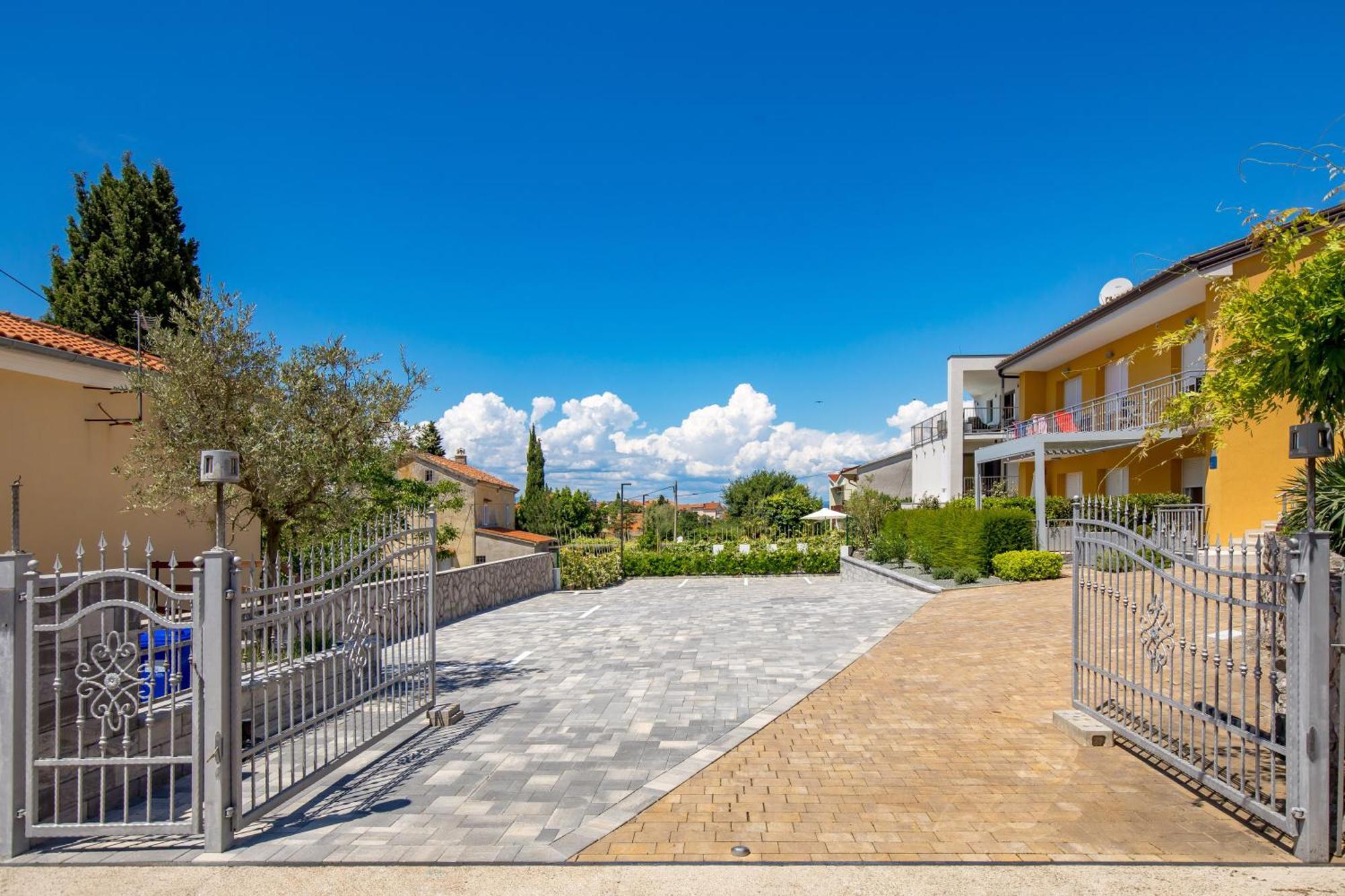 Appartments Adriatic Omisalj Bagian luar foto