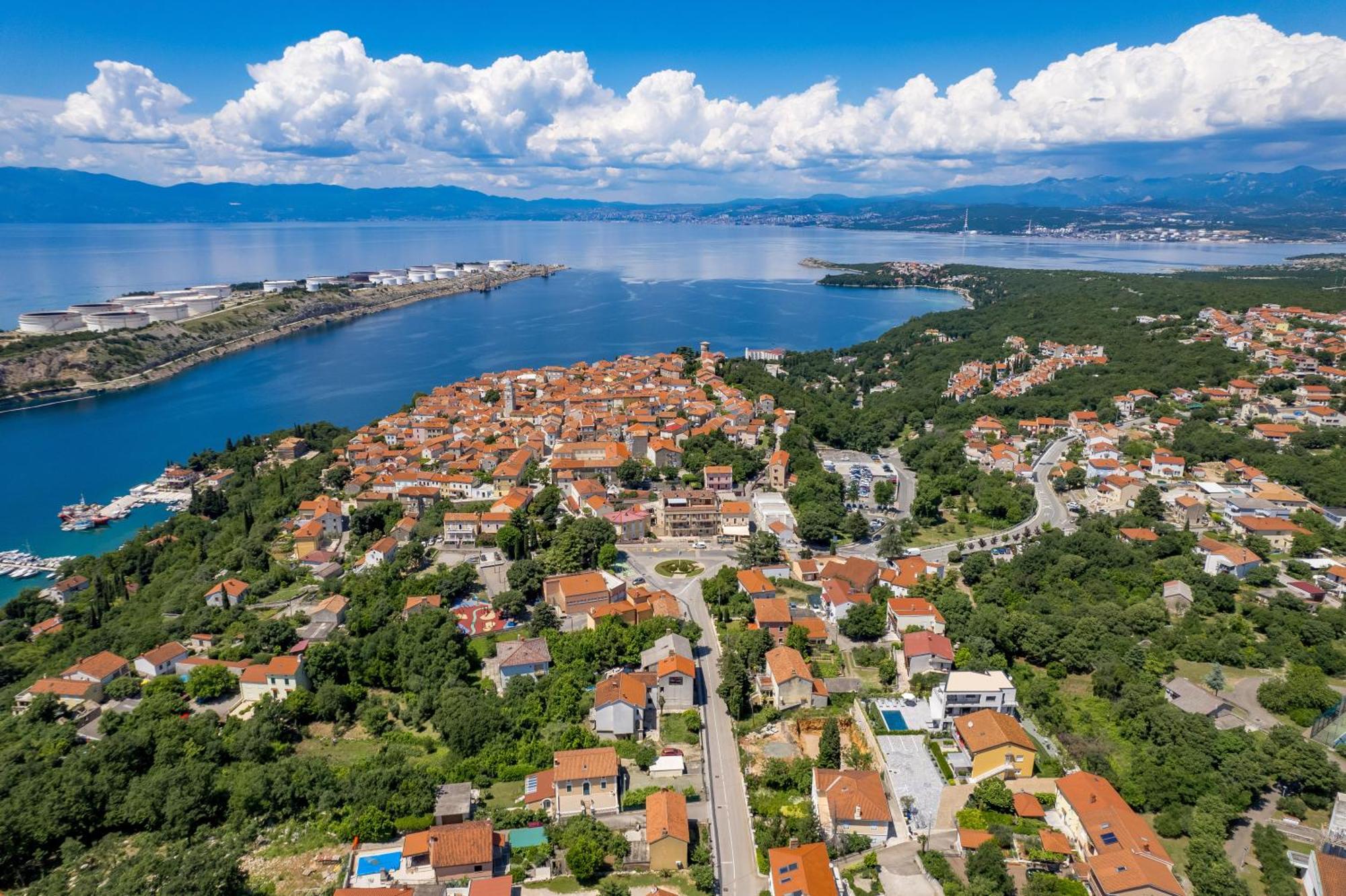 Appartments Adriatic Omisalj Bagian luar foto