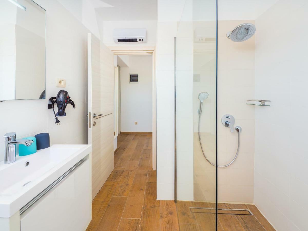 Appartments Adriatic Omisalj Bagian luar foto