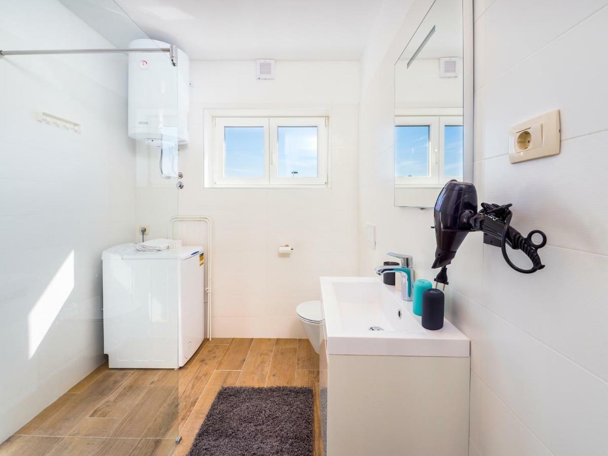 Appartments Adriatic Omisalj Bagian luar foto